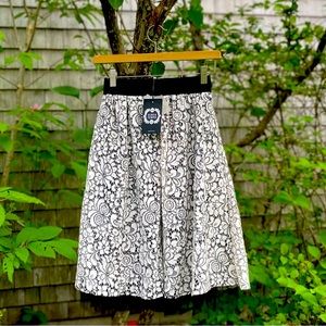 NWT Senza Tempo White Lace Skirt Over Black Tulle . Made Italy. Size Medium.